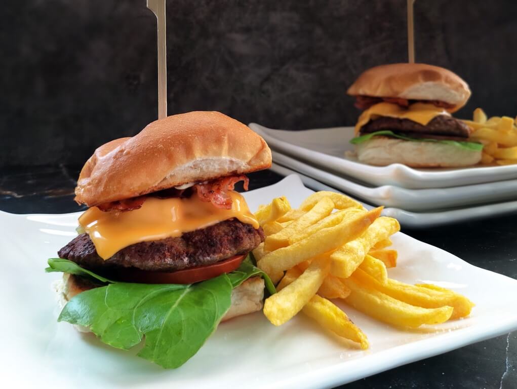 Huisgemaakte Cheeseburger met Airfryer Frites